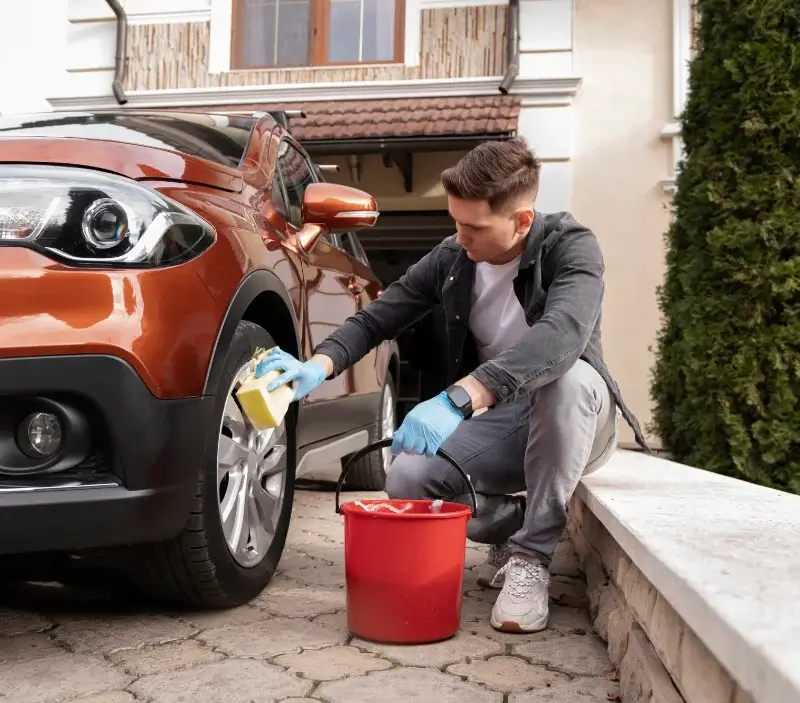 Lavage auto à domicile Lainville-en-Vexin : professionnel intervenant sur un véhicule